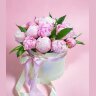 Шляпная коробка с нюдовыми пионами «Чарующий образ»